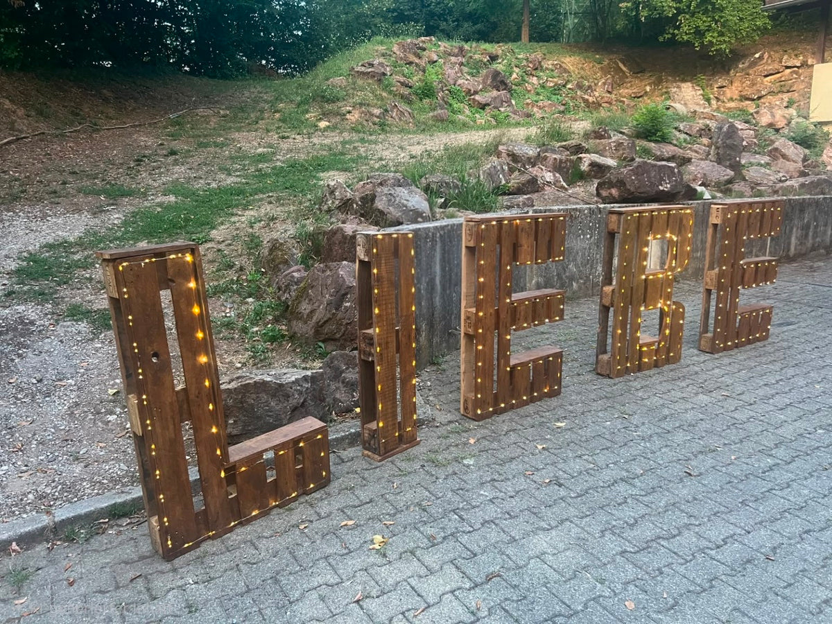 Palettenbuchstaben "LIEBE"