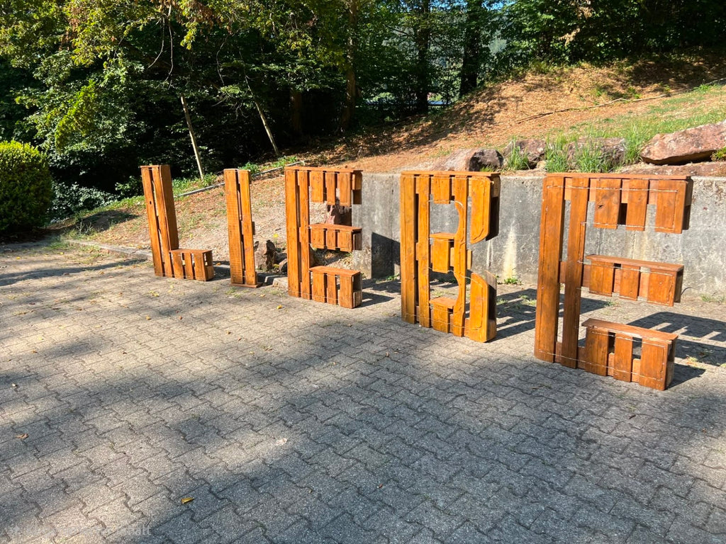 Palettenbuchstaben "LIEBE"