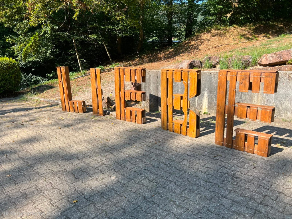Palettenbuchstaben "LIEBE"
