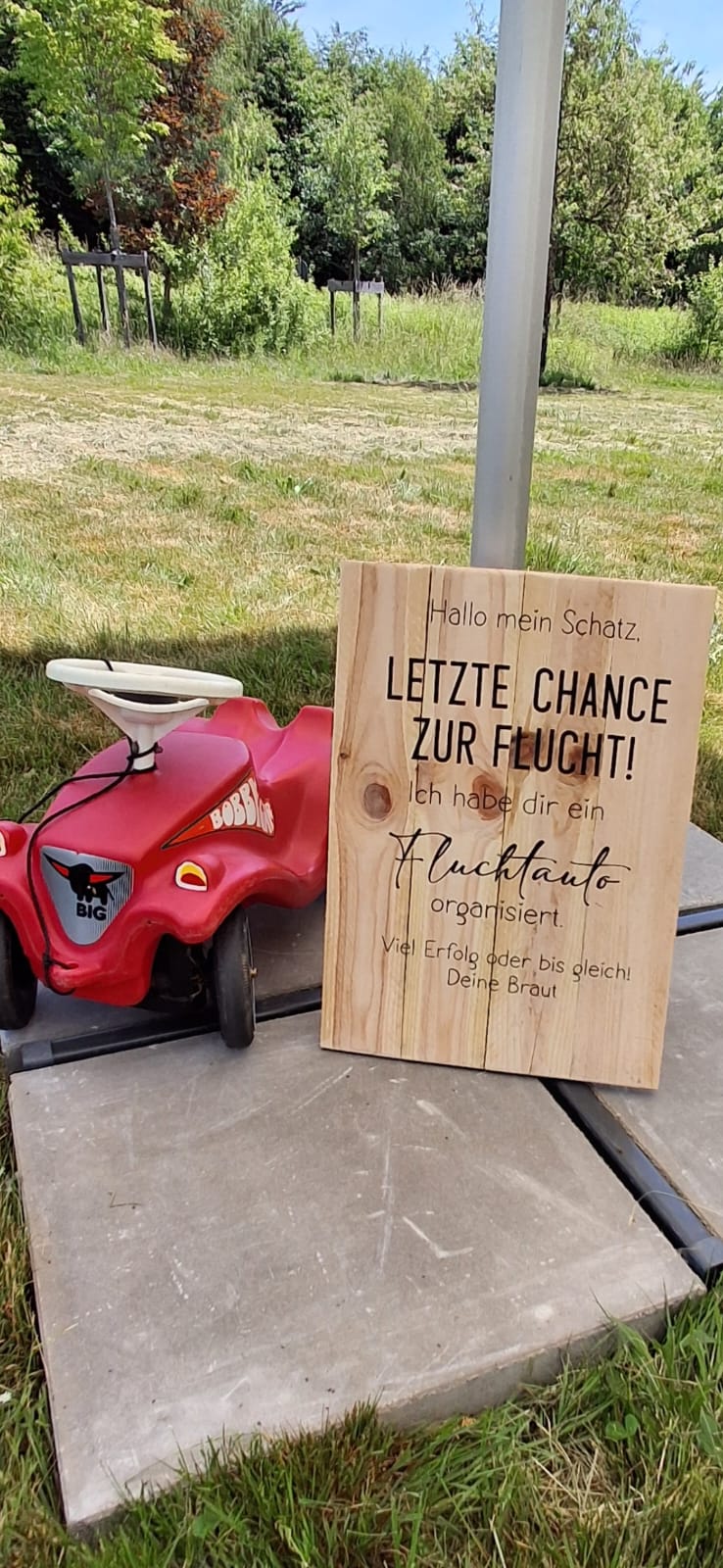 Holzschild - Fluchtauto